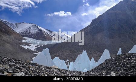 Camp de base du Mont Qomolangma. 20 mai 2020. Photo prise le 20 mai 2020 montre des pics de glace sur le chemin du camp d'avance à une altitude de 6,500 mètres sur le mont Qomolangma. Crédit: Jigme Dorje/Xinhua/Alay Live News Banque D'Images