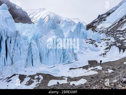 Camp de base du Mont Qomolangma. 20 mai 2020. Photo prise le 20 mai 2020 montre des pics de glace sur le chemin du camp d'avance à une altitude de 6,500 mètres sur le mont Qomolangma. Crédit: Jigme Dorje/Xinhua/Alay Live News Banque D'Images