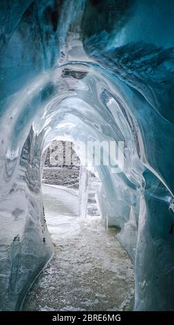 Camp de base du Mont Qomolangma, Mont Qomolangma. 20 mai 2020. Une grotte de glace est vue sur le chemin du camp d'Advance à une altitude de 6,500 mètres sur le mont Qomolangma, le 20 mai 2020. Crédit: Jigme Dorje/Xinhua/Alay Live News Banque D'Images
