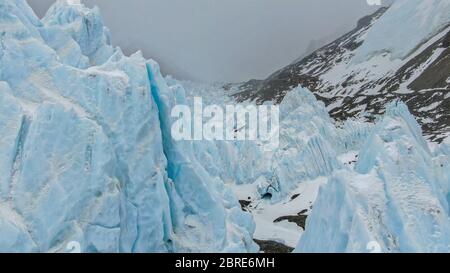 Camp de base du Mont Qomolangma. 20 mai 2020. Photo aérienne prise le 20 mai 2020 montre des pics de glace sur le chemin du camp d'avance à une altitude de 6,500 mètres sur le mont Qomolangma. Crédit: Jigme Dorje/Xinhua/Alay Live News Banque D'Images