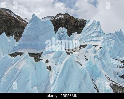 Camp de base du Mont Qomolangma. 20 mai 2020. Photo aérienne prise le 20 mai 2020 montre des pics de glace sur le chemin du camp d'avance à une altitude de 6,500 mètres sur le mont Qomolangma. Crédit: Jigme Dorje/Xinhua/Alay Live News Banque D'Images