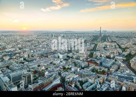 Vue sur Paris au coucher du soleil depuis la Tour Montparnasse Banque D'Images