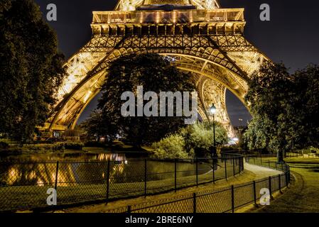 Paris - 24 SEPTEMBRE 2013 : éclairage de la tour Eiffel la nuit. La tour Eiffel est l'une des principales attractions touristiques de France. Banque D'Images