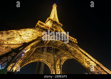 Paris - 24 SEPTEMBRE : éclairage de la tour Eiffel la nuit le 24 septembre 2013 à Paris. La tour Eiffel est l'une des principales attractions touristiques o Banque D'Images