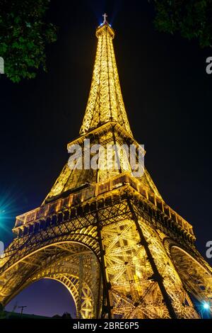 Paris - 24 SEPTEMBRE : éclairage de la tour Eiffel la nuit le 24 septembre 2013 à Paris. La tour Eiffel est l'une des principales attractions touristiques o Banque D'Images