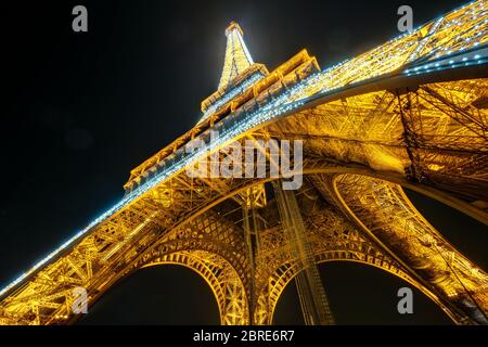 Paris - 24 SEPTEMBRE : éclairage de la tour Eiffel la nuit le 24 septembre 2013 à Paris. La tour Eiffel est l'une des principales attractions touristiques o Banque D'Images