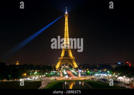 Paris - 24 SEPTEMBRE : éclairage de la tour Eiffel la nuit le 24 septembre 2013 à Paris. La tour Eiffel est l'une des principales attractions touristiques o Banque D'Images