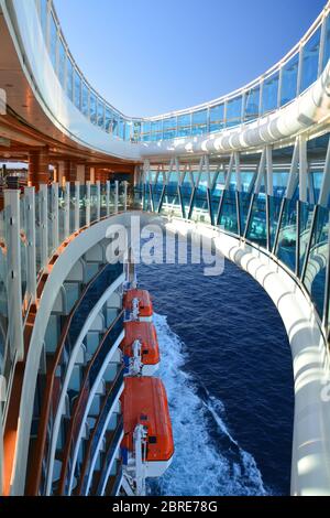 CURAÇAO, MER DES CARAÏBES - 30 MARS 2017 : sentier côtier au fond de verre sur le navire Royal Princess. Royal Princess est exploité par Princess Cruises Line Banque D'Images