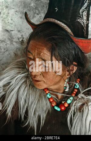 11 Oct 2011 Ladakhi femme dans traditionnel se lever à Hemis Fair Ladakh Union territoire Inde Banque D'Images