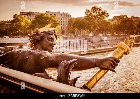 Détail du Pont Alexandre III, relief des 'nymphes de la Seine', à Paris, France. Ce pont a été nommé d'après le tsar russe Alexander III Banque D'Images