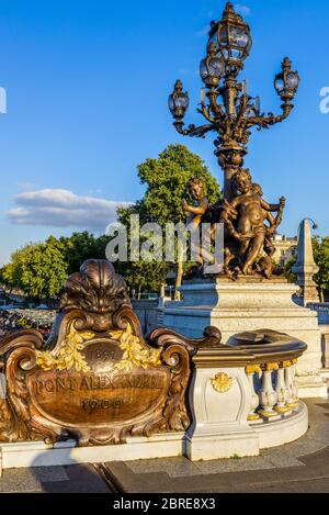 Détail du Pont Alexandre III, lanterne aux statues de nymphes, à Paris, France. Ce pont a été nommé d'après le tsar russe Alexander III Banque D'Images