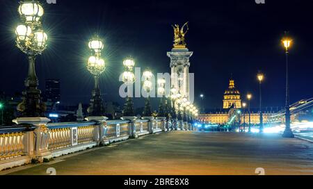 Pont Alexandre III de nuit à Paris, France Banque D'Images