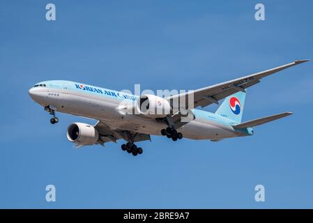 Korean Air Cargo Boeing 777F cargo avion-avion-ligne atterrissage de Séoul à l'aéroport de Londres Heathrow, Cranford, Londres, Royaume-Uni pendant le confinement de COVID-19. Banque D'Images