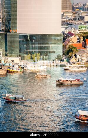 Photographier depuis le centre commercial moderne IconSiam, qui regarde de l'autre côté de la rivière Chao Phraya, à Bangkok, en Thaïlande. Banque D'Images