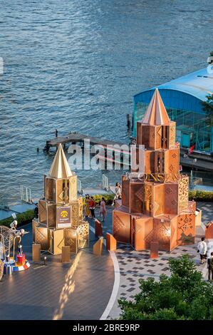 Une photo prise du balcon du nouveau centre commercial IconSiam Bangkok, Thaïlande, en regardant vers le bas du sol où les décorations de Noël élaborées annonce Banque D'Images