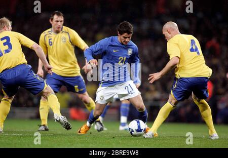 LONDRES, Royaume-Uni MARS 26: Alexandre Pato (centre) est entouré par des joueurs de Suède pendant International friendly entre le Brésil et la Suède à Emirates Stadi Banque D'Images