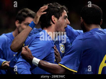 LONDRES, Royaume-Uni MARS 26: Alexandre Pato (au centre) du Brésil est pris par ses coéquipiers après son but gagnant lors de l'International friendly entre Bra Banque D'Images