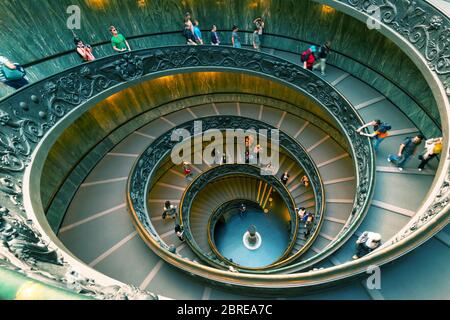 VATICAN - 14 MAI 2014 : escalier en colimaçon avec de belles rails au Musée du Vatican. Banque D'Images