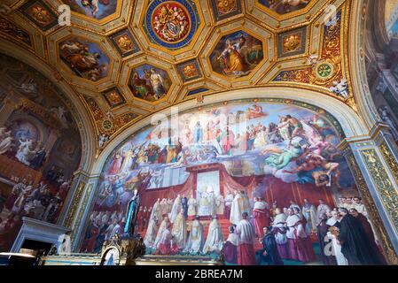 VATICAN - 14 MAI 2014 : intérieur luxueux de l'une des salles du musée du Vatican. Fresques de la Renaissance. Banque D'Images