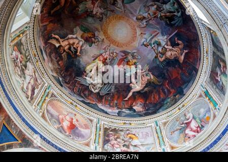 VATICAN - 14 MAI 2014 : le plafond dans l'une des galeries des musées du Vatican. Banque D'Images