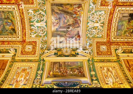 Vatican - 14 MAI 2014 : le plafond dans la galerie géographique des musées du Vatican. Banque D'Images