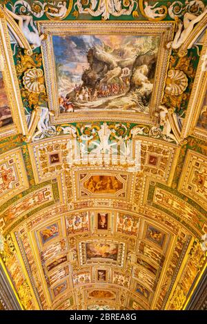 Vatican - 14 MAI 2014 : le plafond dans la galerie géographique des musées du Vatican. Banque D'Images