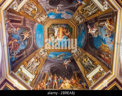 VATICAN - 14 MAI 2014 : le plafond dans l'une des galeries des musées du Vatican. Banque D'Images