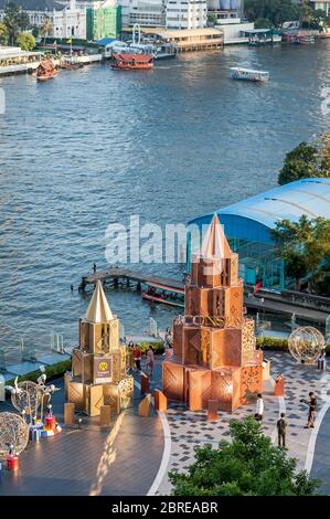 Une photo prise du balcon du nouveau centre commercial IconSiam Bangkok, Thaïlande, en regardant vers le bas du sol où les décorations de Noël élaborées annonce Banque D'Images