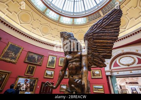 La sculpture de l'Archange Lucifer dans la galerie de la salle ronde du musée et de la galerie d'art de Birmingham, en Angleterre Banque D'Images