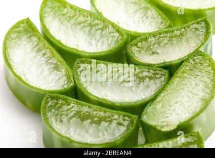 Morceaux de feuilles d'aloe vera isolés sur fond blanc. Banque D'Images