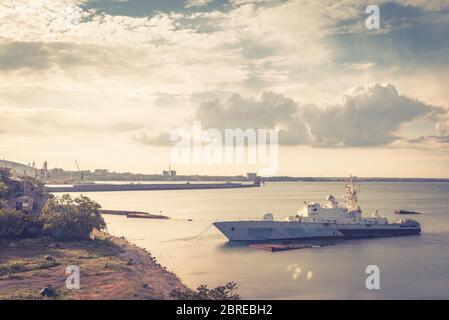 Un navire militaire ukrainien endommagé se trouve près de la rive de Feodosia, en Crimée, en Russie. Paysage de Crimée le jour ensoleillé d'été. Vue panoramique sur la mer Noire c Banque D'Images