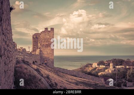 Ancienne forteresse génoise dans la ville de Feodosia, Crimée, Russie. Feodosia est une des villes fondées en Crimée même à l'époque de l'Antiquité. Banque D'Images