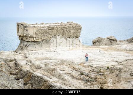 Fortifications excavées de la Seconde Guerre mondiale à Feodosia, Crimée, Russie. Les voyageurs se promène dans les ruines de la côte déserte de Crimée. Le poste Banque D'Images