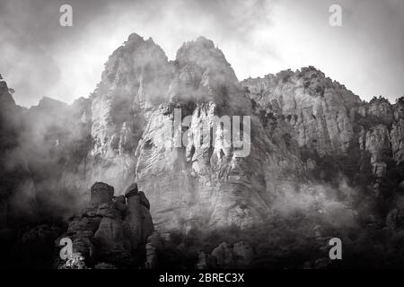 Paysage de montagne avec brouillard en noir et blanc, Crimée, Russie. Vallée de fantômes de Misty Demerdji montagne. Cet endroit est un monument naturel de crime Banque D'Images