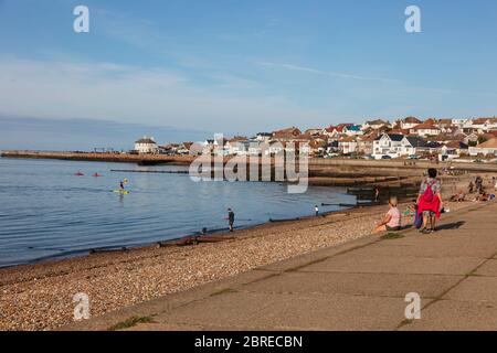 Les familles se réunissent sur la plage de Hampton et de marche de la promenade près de Herne Bay et de personnes en canoë, paddleboard et Flyboard et la lointaine Thames windfarm peut être vu, UK Banque D'Images