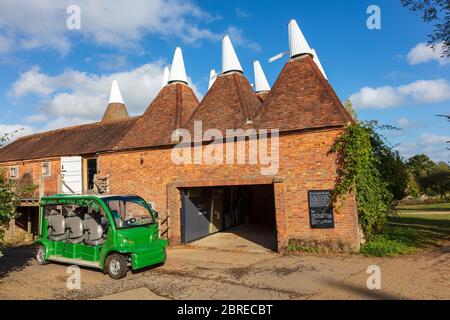 Vues sur les jardins du château de Sissinghurst et ses visiteurs, Kent, Royaume-Uni. Prises des sentiers publics, Banque D'Images