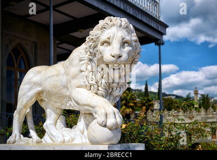ALUPKA, RUSSIE - 20 MAI 2016 : statue de lion à la façade du palais Vorontsov dans la ville d'Alupka, Crimée. Ce palais est une attraction touristique de la Banque D'Images