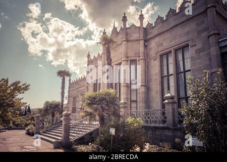 Alupka, Crimée - 20 mai 2016 : façade sud du palais de Vorontsov en Crimée, Russie. C'est l'une des principales attractions touristiques de Crimée. Vie vintage Banque D'Images