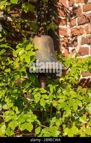 Vues sur les jardins du château de Sissinghurst et ses visiteurs, Kent, Royaume-Uni. Prises des sentiers publics, Banque D'Images