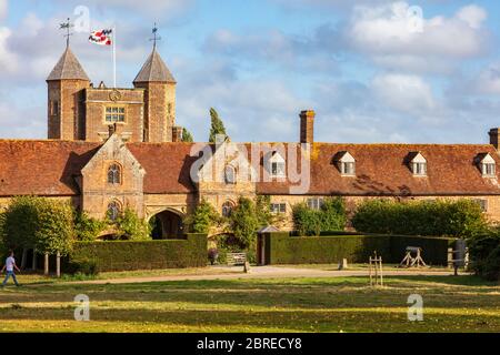 Vues sur les jardins du château de Sissinghurst et ses visiteurs, Kent, Royaume-Uni. Prises des sentiers publics, Banque D'Images