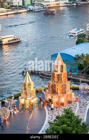 Une photo prise du balcon du nouveau centre commercial IconSiam Bangkok, Thaïlande, en regardant vers le bas du sol où les décorations de Noël élaborées annonce Banque D'Images