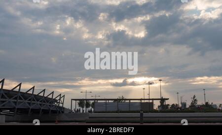 Turquie, izmir - novembre, 2017: Vue sur les gens traverser le pont près de la mer dans le district de Karsiyaka, ville d'izmir, Turquie Banque D'Images