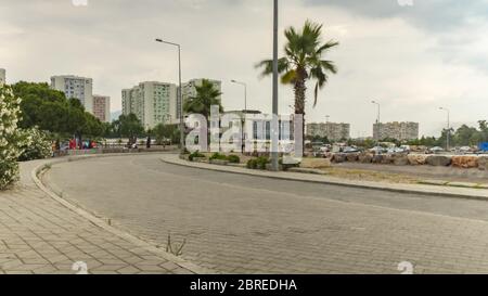 Izmir, Turquie - juin 2017 : vue de la mer sur Mavisehir, ville d'izmir. Longue exposition, Turquie. Les gens apprécient la proximité du bord de mer. Banque D'Images