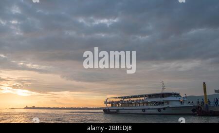 Izmir, Turquie - 27 mai 2017 : passagers se trouvant dans la ligne de ferry de la ville à Alsancak quai de ferry. Izmir Turquie. Banque D'Images