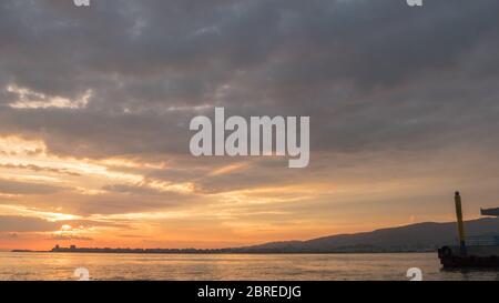 Izmir, Turquie - 27 mai 2017 : jetée d'Alsancak et vue sur le coucher du soleil d'izmir. Banque D'Images