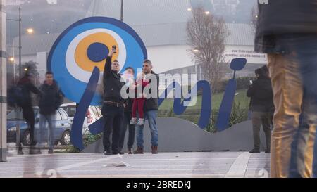 Izmir, Turquie - 6 janvier 2018 : panneau avec le logo de la ville d'Izmir devant le terminal de ferry de Konak. Banque D'Images