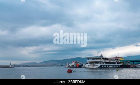 Izmir, Turquie - octobre 2017 : passagers entrant et montant à bord du ferry à la gare de Pasaport. Banque D'Images