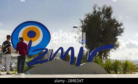 Izmir, Turquie - 7 octobre 2017 : panneau avec le logo de la ville d'Izmir devant le terminal de ferry de Konak. Banque D'Images