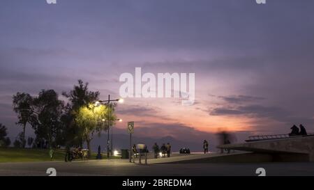 Turquie, izmir - novembre, 2017: Vue sur les personnes traversant le pont près de la mer la nuit dans le district de Karsiyaka, ville d'izmir, Turquie Banque D'Images