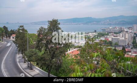 KONAK, TURQUIE - 29 avril 2020 : vue panoramique d'Izmir depuis Varyant. Izmir est la troisième plus grande ville et plus populaire attraction touristique en Turquie. Banque D'Images